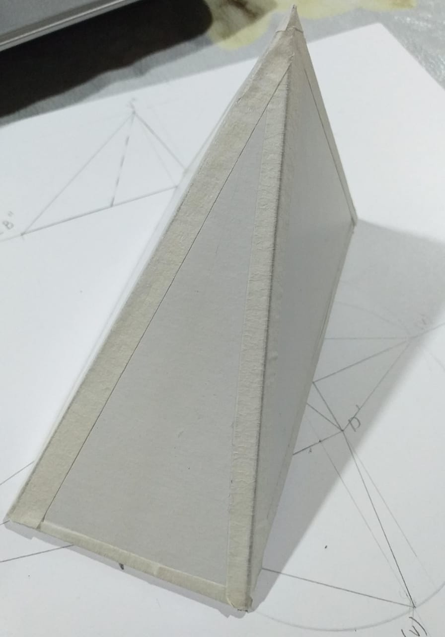 Profe queria saber si la maqueta está bien, no tenia pegamento para pegarlas, asique opté por la cinta de papel, quería saber si estaba bien